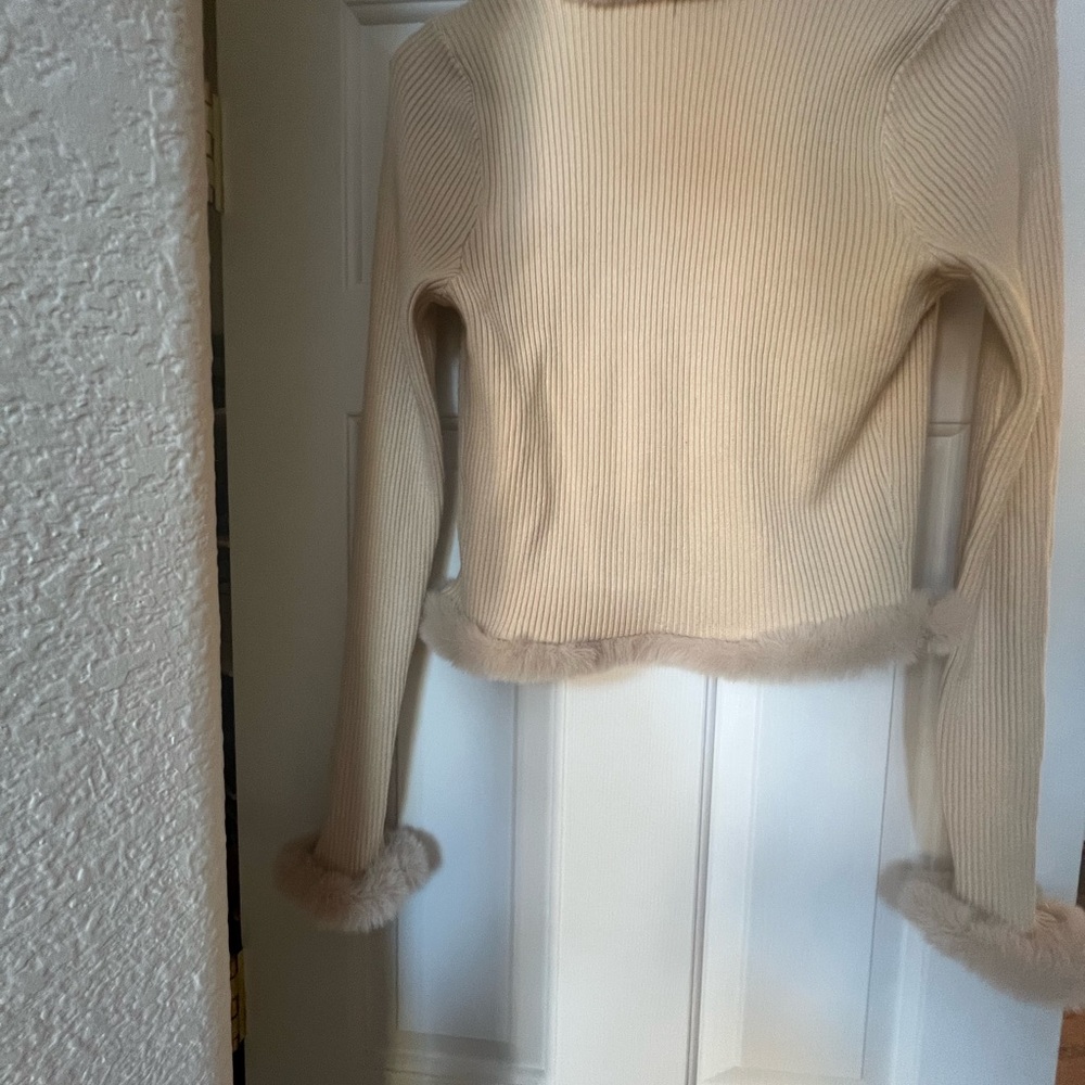 Chic Beige Fur-Trimmed Cardigan - Picture 6 of 8